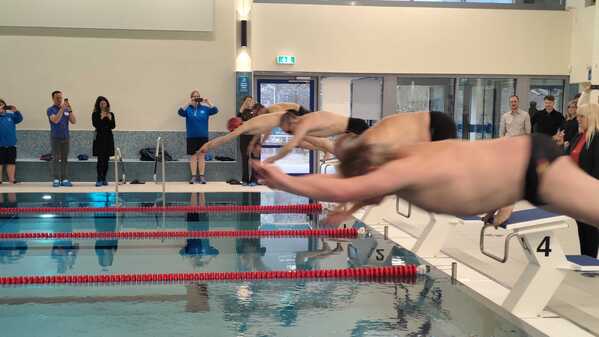 Am Freitagvormittag wurde in der Schwimmhalle Zingster Straße angebadet.