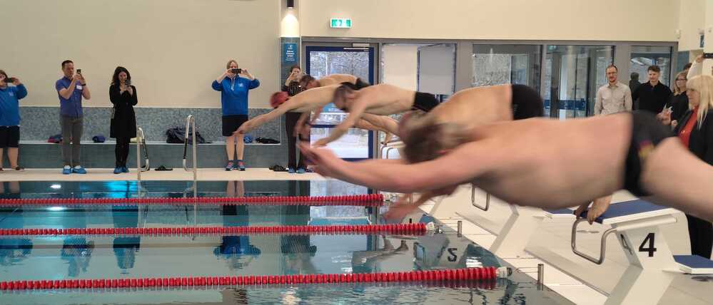 Am Freitagvormittag wurde in der Schwimmhalle Zingster Straße angebadet.