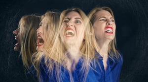 Eine schreiende Frau wird aus verschiedenen Perspektiven gezeigt.