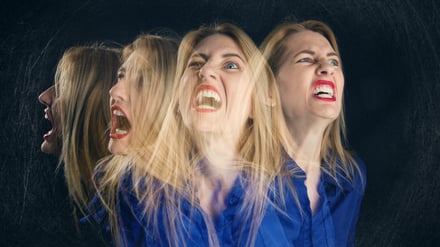 Eine schreiende Frau wird aus verschiedenen Perspektiven gezeigt.