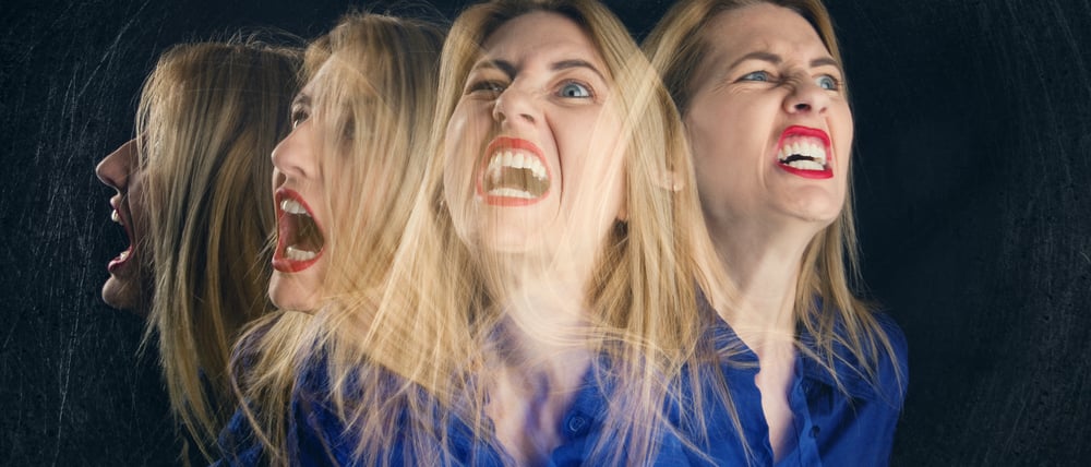 Eine schreiende Frau wird aus verschiedenen Perspektiven gezeigt.