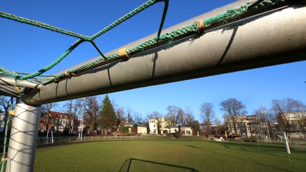 Sportverein Lok Potsdam. Ende des Jahres läuft der Pachtvertrag des Sportvereins Lok Potsdam aus. Auf Betreiben von Kankler a.D. Olaf Scholz gibt es nun eine unerwartete Lösung. Die Stadt Potsdam ist raus und spart sich die Kaufsumme von ca 4 Mio. Euro.