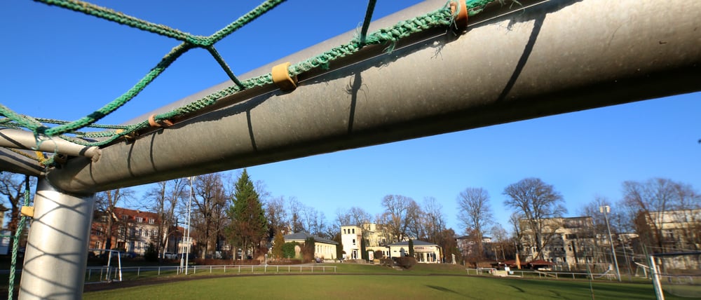 Sportverein Lok Potsdam. Ende des Jahres läuft der Pachtvertrag des Sportvereins Lok Potsdam aus. Auf Betreiben von Kankler a.D. Olaf Scholz gibt es nun eine unerwartete Lösung. Die Stadt Potsdam ist raus und spart sich die Kaufsumme von ca 4 Mio. Euro.