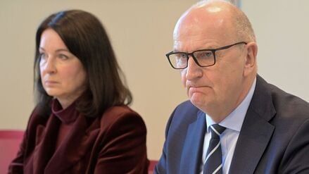 Dietmar Woidke (SPD) Ministerpräsident in Brandenburg, und Britta Müller (BSW), Ministerin für Gesundheit und Soziales des Landes Brandenburg, äußern sich auf einer Pressekonferenz zu den Ergebnissen der vierten Krankenhauskonferenz Brandenburg.