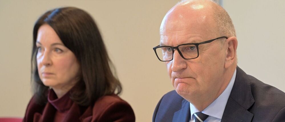 Dietmar Woidke (SPD) Ministerpräsident in Brandenburg, und Britta Müller (BSW), Ministerin für Gesundheit und Soziales des Landes Brandenburg, äußern sich auf einer Pressekonferenz zu den Ergebnissen der vierten Krankenhauskonferenz Brandenburg.