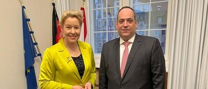 Dimitri S. Kerkentzes, Generalsekretär der Organisation Bureau International des Expositions (BIE) in Paris, posiert mit Berlins Wirtschaftssenatorin Franziska Giffey (SPD) in deren Büro im Roten Rathaus in Berlin.