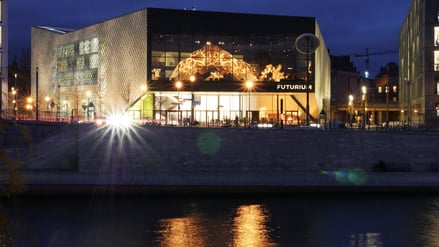 Die Holzskulptur leuchtet im Futurium.