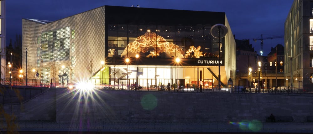 Die Holzskulptur leuchtet im Futurium.