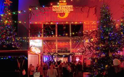 Für den "Hawkins Christmas Market" am Kurfürstendamm in Berlin stehen Fans der Netflix-Serie "Stranger Things" bis zu zwei Stunden lang an.