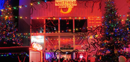 Für den "Hawkins Christmas Market" am Kurfürstendamm in Berlin stehen Fans der Netflix-Serie "Stranger Things" bis zu zwei Stunden lang an.