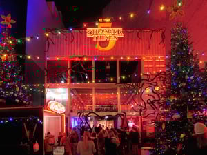 Für den "Hawkins Christmas Market" am Kurfürstendamm in Berlin stehen Fans der Netflix-Serie "Stranger Things" bis zu zwei Stunden lang an.