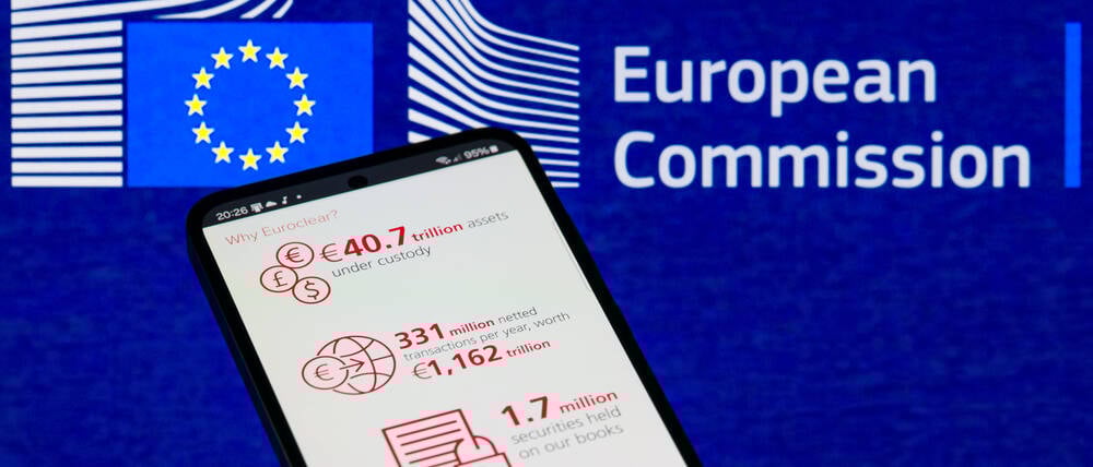 Euroclear - Russian Assets - European Commission - Photo Illustration The Euroclear infographic is displayed on a mobile phone with the European Commission logo visible in the background, in this photo illustration in Brussels, Belgium, on December 11, 2025. Brussels Belgium PUBLICATIONxNOTxINxFRA Copyright: xJonathanxRaax originalFilename: raa-euroclea251211_npbsu.jpg