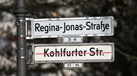 Der Name „Kohlfurter Str.“ ist vor der feierlichen Umbenennung der Kohlfurter Straße in Regina-Jonas-Straße durchgestrichen. Regina Jonas war nach Angaben der Bezirksamtes die erste Rabbinerin der Welt.