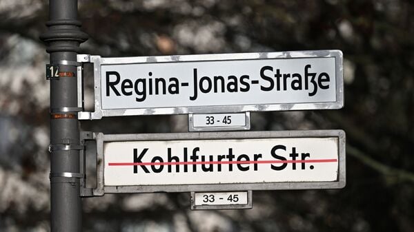 Der Name „Kohlfurter Str.“ ist vor der feierlichen Umbenennung der Kohlfurter Straße in Regina-Jonas-Straße durchgestrichen. Regina Jonas war nach Angaben der Bezirksamtes die erste Rabbinerin der Welt.