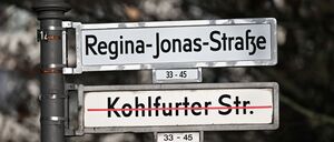 Der Name „Kohlfurter Str.“ ist vor der feierlichen Umbenennung der Kohlfurter Straße in Regina-Jonas-Straße durchgestrichen. Regina Jonas war nach Angaben der Bezirksamtes die erste Rabbinerin der Welt.