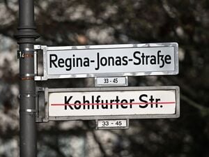 Der Name „Kohlfurter Str.“ ist vor der feierlichen Umbenennung der Kohlfurter Straße in Regina-Jonas-Straße durchgestrichen. Regina Jonas war nach Angaben der Bezirksamtes die erste Rabbinerin der Welt.