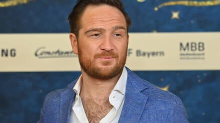 Frederick Lau wirbt aktuell für das „Dinner for One“-Prequel „Miss Sophie – Same Procedure as Every Year“.