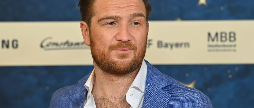 Frederick Lau wirbt aktuell für das „Dinner for One“-Prequel „Miss Sophie – Same Procedure as Every Year“.