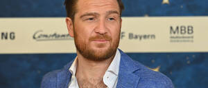 Frederick Lau wirbt aktuell für das „Dinner for One“-Prequel „Miss Sophie – Same Procedure as Every Year“.