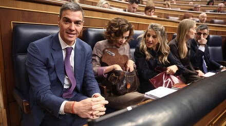 Yolanda Díaz (r.), hier mit Regierungschef Pedro Sánchez, hat sich bei Frauen entschuldigt.