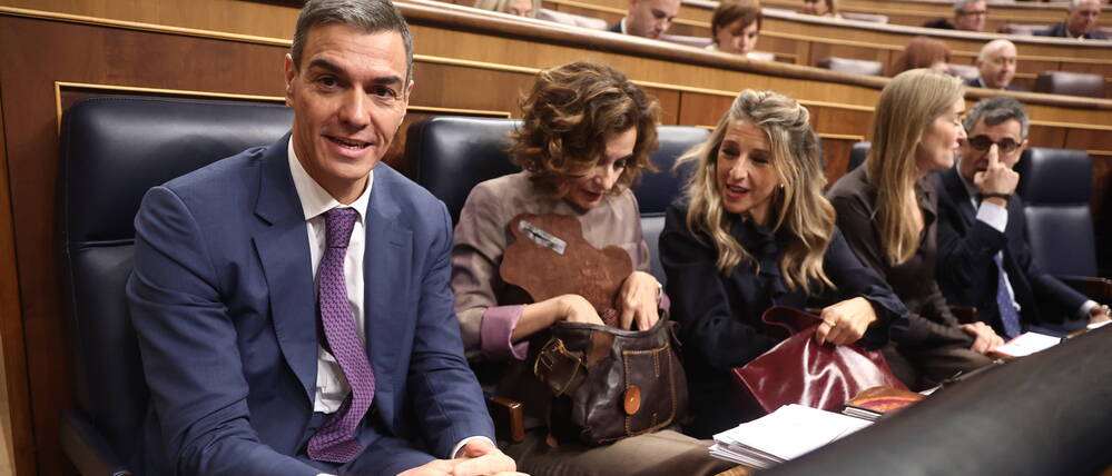 Yolanda Díaz (r.), hier mit Regierungschef Pedro Sánchez, hat sich bei Frauen entschuldigt.