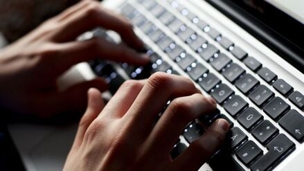 Betrüger nutzen künstliche Intelligenz: In Fürstenwald/Spree im Osten Brandenburg lockten Kriminelle eine Frau auch mit einer falschen Video-Botschaft in die Falle. 