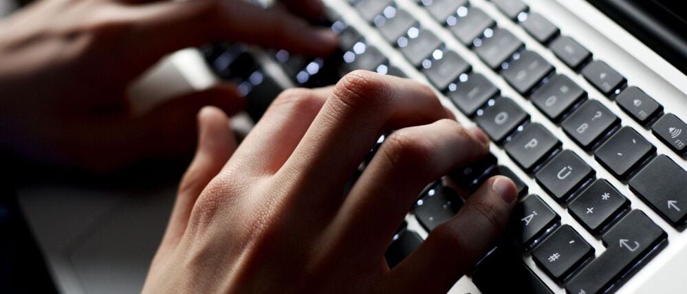 Betrüger nutzen künstliche Intelligenz: In Fürstenwald/Spree im Osten Brandenburg lockten Kriminelle eine Frau auch mit einer falschen Video-Botschaft in die Falle.