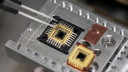 Ein Chipträger für einen Messversuch an einem Dual-Beam-Rasterelektronenmikroskop