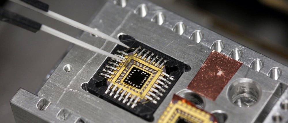 Ein Chipträger für einen Messversuch an einem Dual-Beam-Rasterelektronenmikroskop