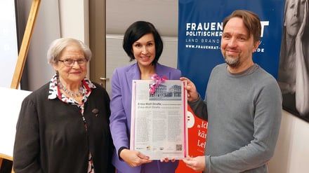 Oberbürgermeisterin Noosha Aubel (mitte) nimmt an der Veranstaltung „Frauen im Zentrum – Orte der Sichtbarkeit und Solidarität“ teil. Bei der Veranstaltung, an der auch Maria von Pawelsz-Wolf (links) teilnimmt, Tochter von Erika Wolf, nach der eine Straße in der Potsdamer Innenstadt benannt ist, erfolgt die Übergabe von Schildern zum historischen Parcours. Rechts: Jan Rösch, technischer Leiter des Hauses.