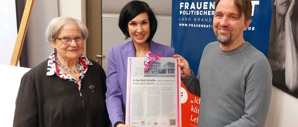 Oberbürgermeisterin Noosha Aubel (mitte) nimmt an der Veranstaltung „Frauen im Zentrum – Orte der Sichtbarkeit und Solidarität“ teil. Bei der Veranstaltung, an der auch Maria von Pawelsz-Wolf (links) teilnimmt, Tochter von Erika Wolf, nach der eine Straße in der Potsdamer Innenstadt benannt ist, erfolgt die Übergabe von Schildern zum historischen Parcours. Rechts: Jan Rösch, technischer Leiter des Hauses.