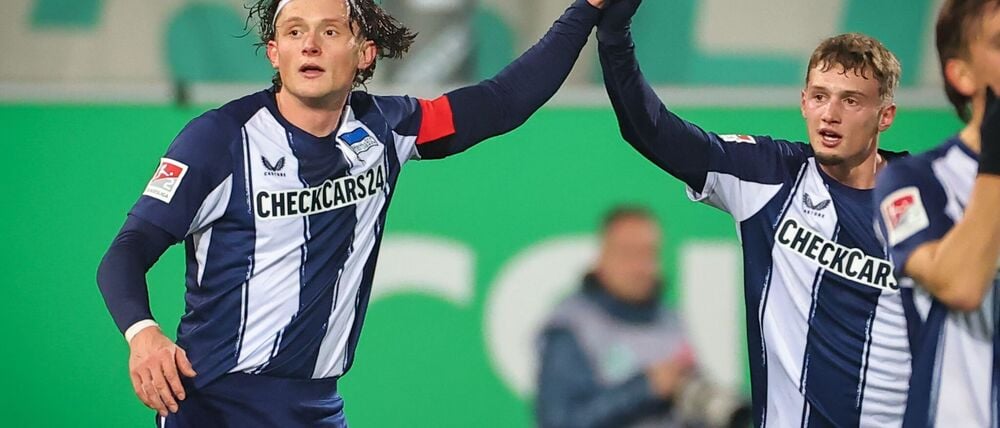 Herthas Fabian Reese (l) trifft gegen seinen früheren Verein Fürth.