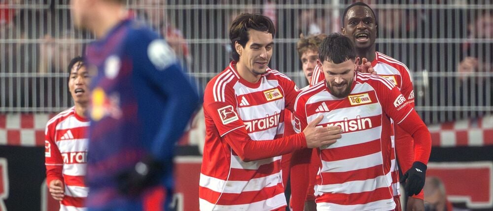 Unions Oliver Burke (r) bejubelt mit seinen Mitspielern sein Tor zum 1:0.