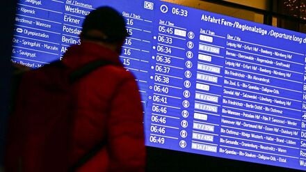 Der Fahrplanwechsel am Sonntag bringt für die Fahrgäste in Berlin und Brandenburg einige Änderungen mit sich. (Archivbild)