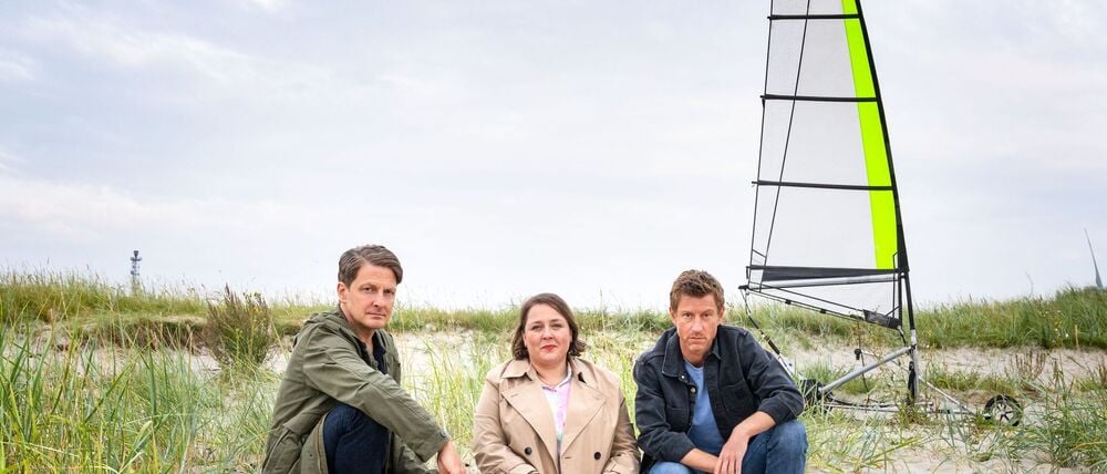 Am Strand kommt Hauke Momsen zu Tode. Wer hat seinen Strandsegler manipuliert? Ermittler Henk Cassens (rechts, Maxim Mehmet) kann wie immer auch auf die Unterstützung seiner Freunde zählen.