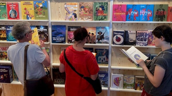 Besucherinnen und Besucher des Comicfestivals München 2025.