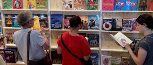 Besucherinnen und Besucher des Comicfestivals München 2025.