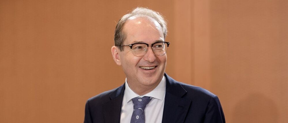 Alexander Dobrindt (CSU), Bundesinnenminister, kommt zu Beginn der Sitzung des Bundeskabinetts im Kanzleramt (Archivbild).