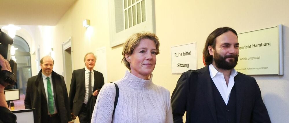 Christina Block (2.v. r), deutsche Gastronomin und Unternehmerin, Gerhard Delling (2.v.l), ehemaliger Sportmoderator und Lebensgefährte von Block, Rechtsanwalt Ingo Bott (r), Verteidiger von Block, und Rechtsanwalt David Rieks (l), Verteidiger von Delling, gehen zu einem weiteren Verhandlungstag im Prozess wegen mutmaßlicher Kindesentführung in den Gerichtssaal (Symbolbild).