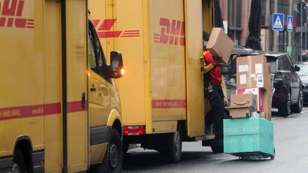 Bei der Arbeit: Die Vorweihnachtszeit ist für Paketzusteller stressig.