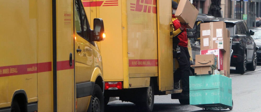 Bei der Arbeit: Die Vorweihnachtszeit ist für Paketzusteller stressig.