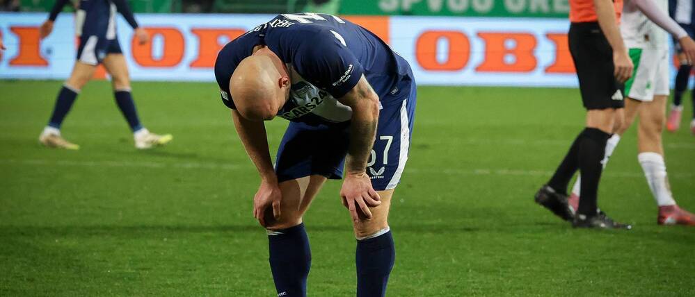 Kopf runter. Für Hertha und Abwehrchef Toni Leistner fühlte sich das Unentschieden in Fürth wie eine Niederlage an.