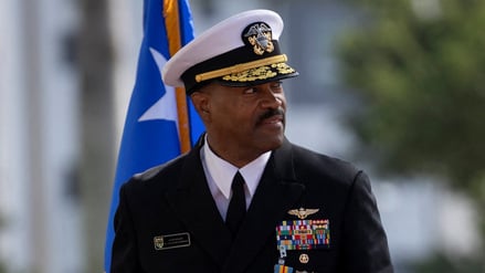 Admiral Alvin Holsey nimmt an der Zeremonie zur Übergabe des Kommandos des US-Südkommandos im Southcom-Hauptquartier in Doral, Florida, teil.