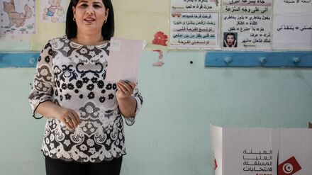 Ein tunesisches Gericht hat die prominente Oppositionspolitikerin Abir Moussi zu einer Gefängnisstrafe von zwölf Jahren verurteilt. (Archiv)