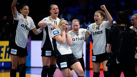 Die Medaille ist den deutschen Handballerinnen bereits sicher.