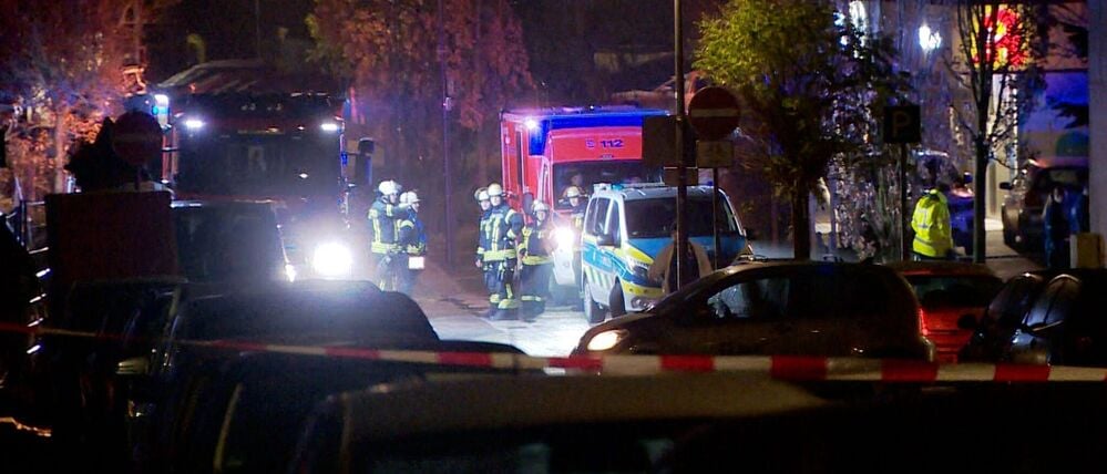 Am frühen Samstagmorgen rückten Einsatzkräfte wegen eines Messerangriffs aus - ein 20-Jähriger soll eine Mutter und vier Kinder attackiert haben.