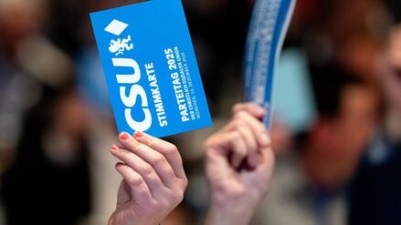 Die CSU hat etwas gegen befestigte Flaschendeckel.