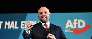 Markus Frohnmaier, der Spitzenkandidat der AfD für die Landtagswahl in Baden-Württemberg 2026, spricht beim Landesparteitag der AfD (Archivbild).