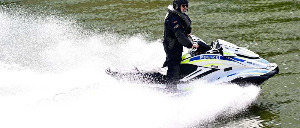 Beim Selenskyj-Besuch im August sicherte die Wasserschutzpolizei ein Jetski auf der Spree die Umgebung des Kanzleramts. (Archivbild)