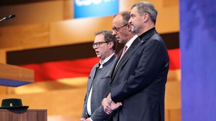 Dobrindt, Merz und Söder beim CSU-Parteitag.